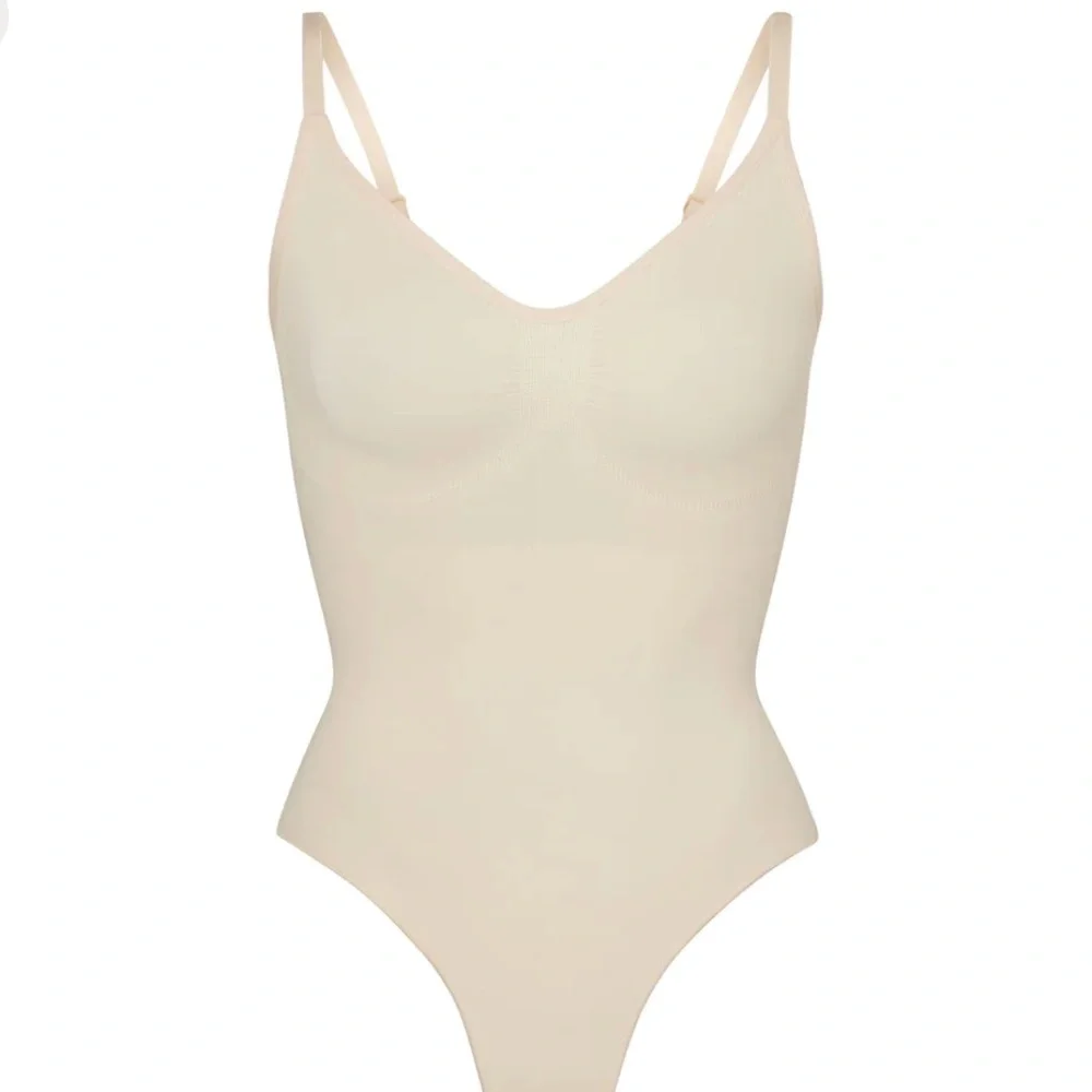 SKIMS / SEAMLESS SCULPT THONG BODYSUIT, Sand cream color. - Picture 1 of 6